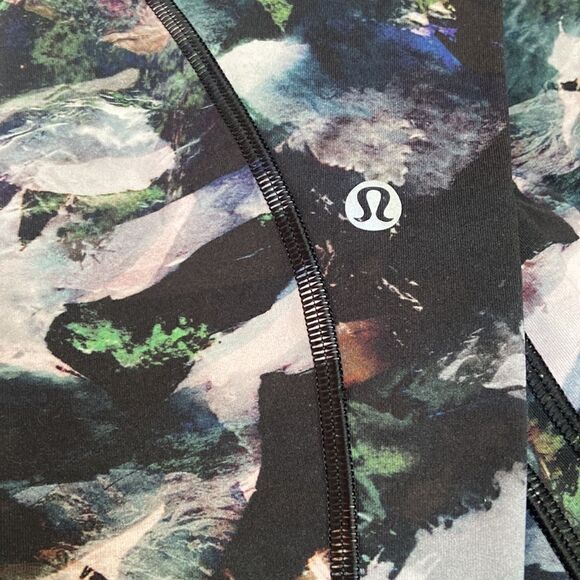Lululemon Time To Seat Tight 28" Glacier Camo Size 2 - Picture 3 of 9
